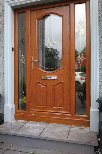 Oak-effect Apeer door with sidelights